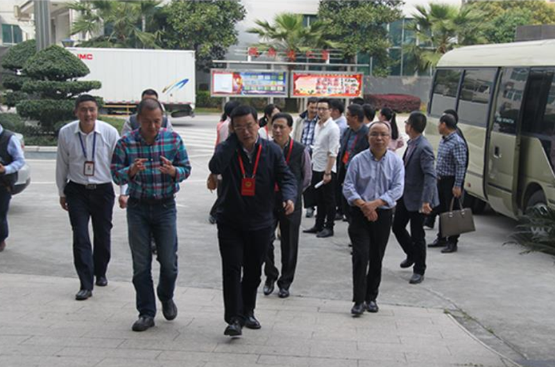 Saudamos calorosamente os representantes do Congresso Nacional do Povo para visitar nossa empresa.